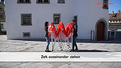 Zelt wird auseinandergezogen